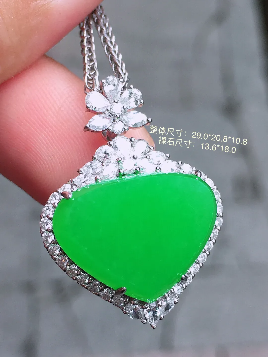 阳绿️吊坠，色泽均匀艳丽，玉质细腻，荧光感超
强，饱满圆润，气质满满。18k
金豪华镶嵌