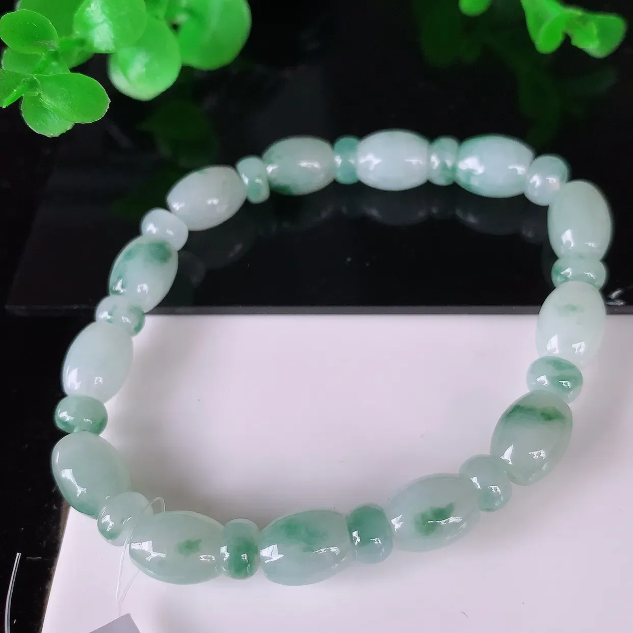 自然光实拍，冰润飘花路路通翡翠手串手链，种老水足，冰清玉润  颜色漂亮  #49.10取一尺寸9*7