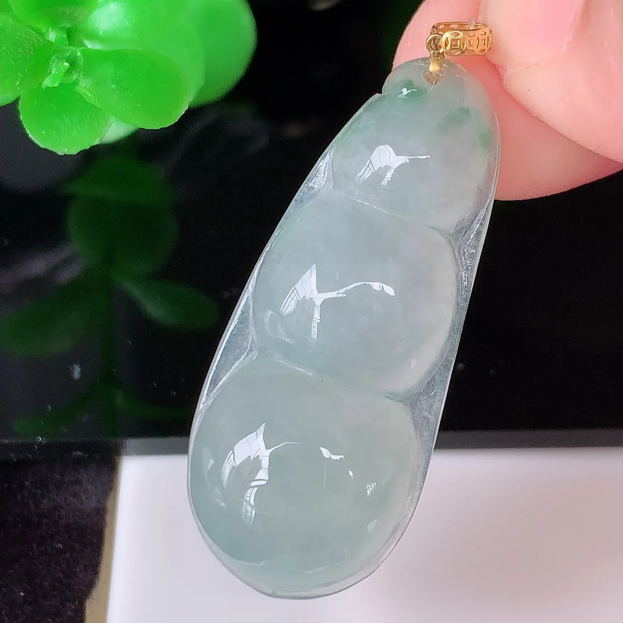 18K金镶嵌冰胶飘花四季豆吊坠，平安豆福豆翡翠玉坠，冰润通透，豆粒饱满，寓意：豆蔻年华！#49.10整体40.5裸石35.5*15.5-5.8