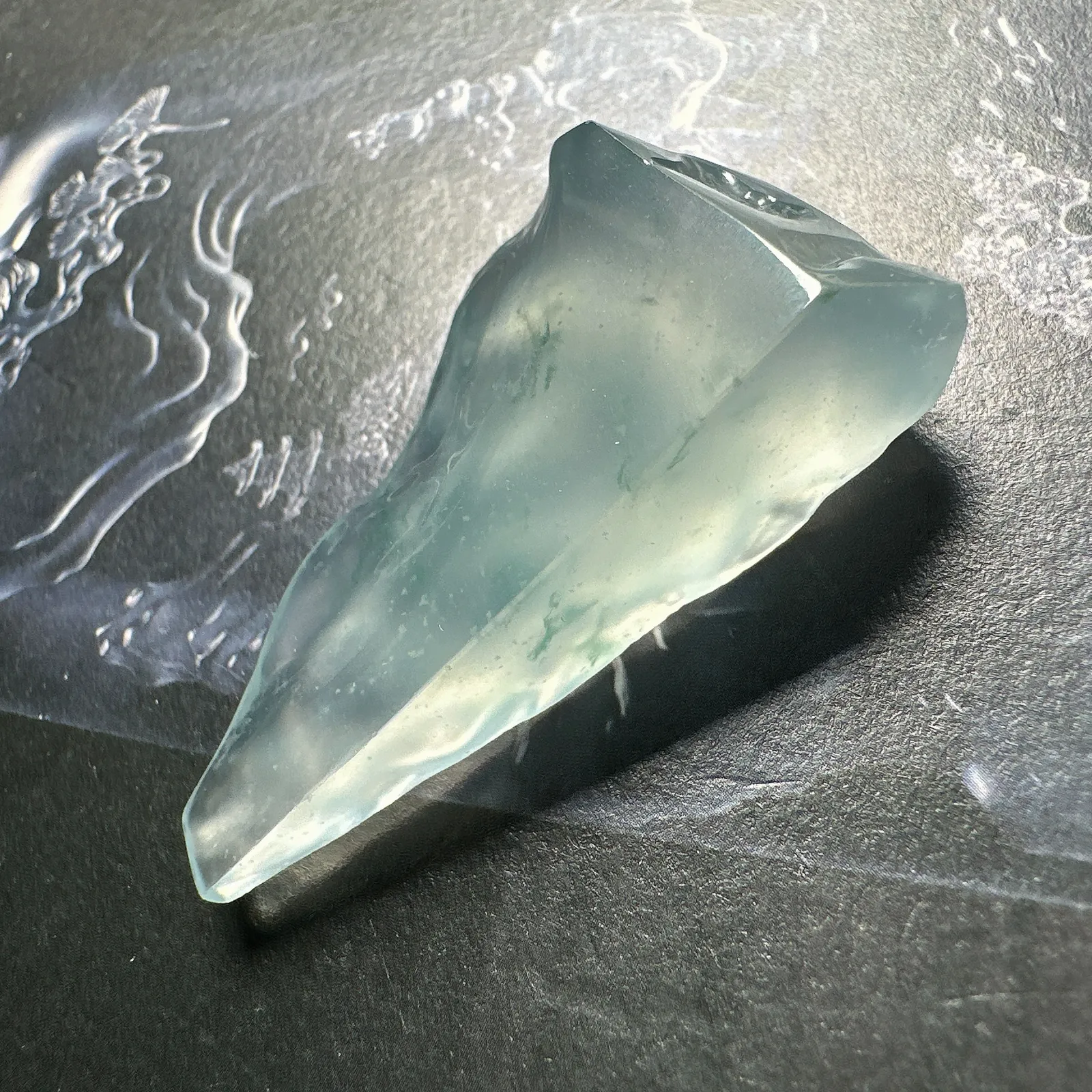 【玻璃种】玻璃种莫西沙材料，冰感十足，起强荧光，可以做个收藏品质的随形吊坠或者水滴。