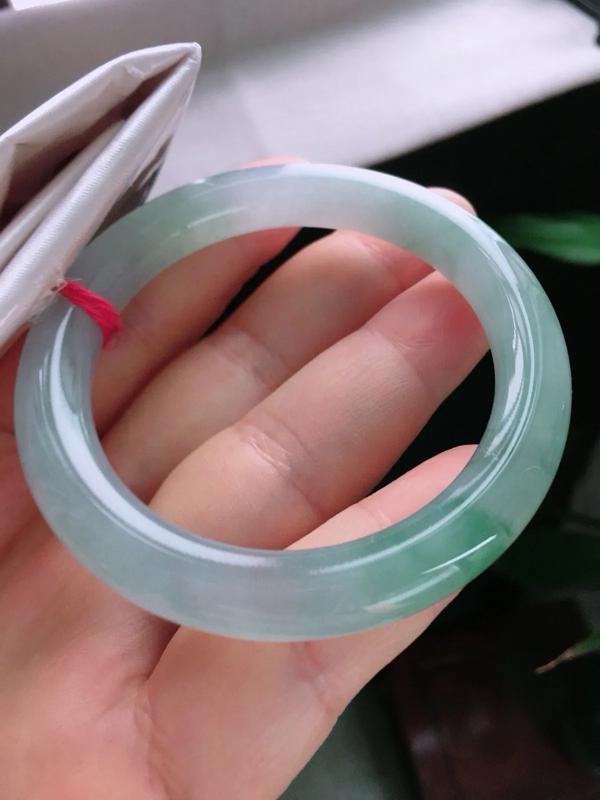 圈口53.1，圆条手镯，小圈口，飘花，玉质冰润细腻，尺寸53.1-10-9.3mm