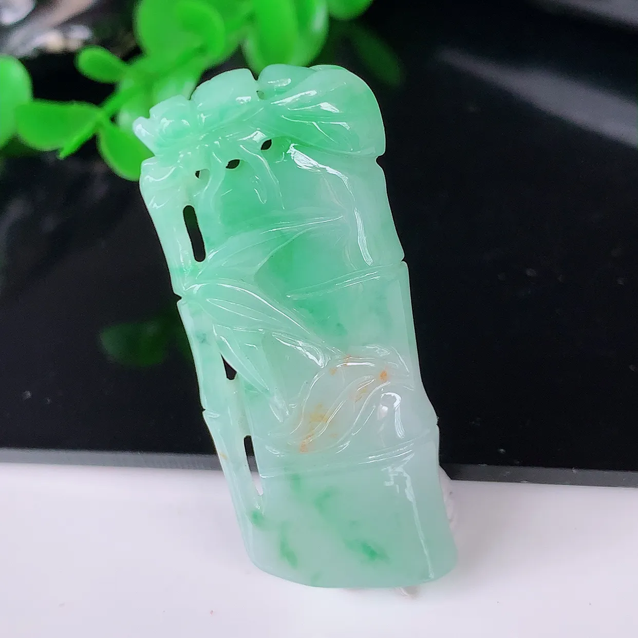 自然光实拍，黄加绿竹节翡翠吊坠。竹节寓意“节节高，官运亨通，前程似锦，水润莹泽，清秀高雅，佩戴精美！#87.10