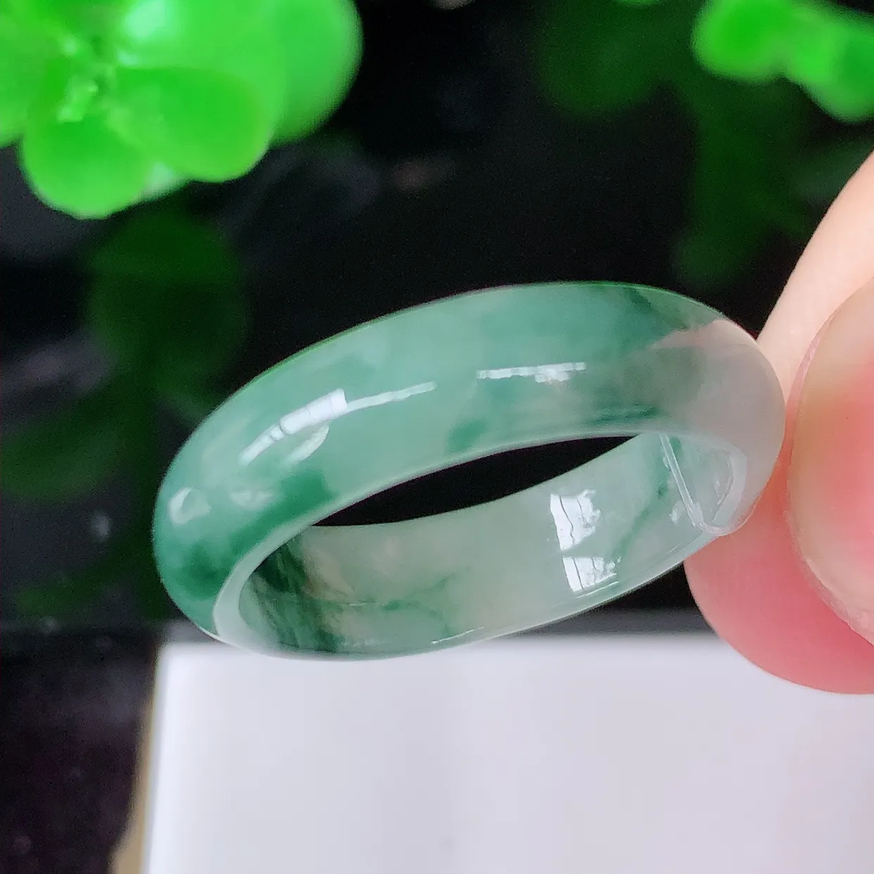 自然光实拍，18mm内径飘花翡翠指环，玉戒指，玉质莹润，好精美好冰润的指环，17圈口，上手纤巧！#49.10