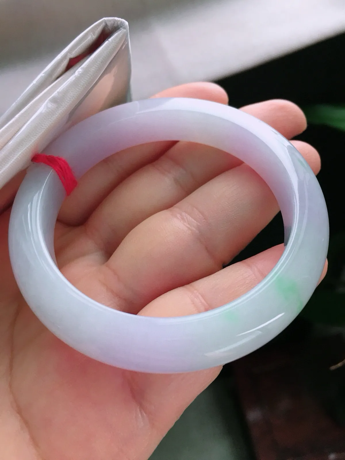 圈口55.6，正圈手镯，春彩，玉质冰润细腻，尺寸55.6-12-8.6mm