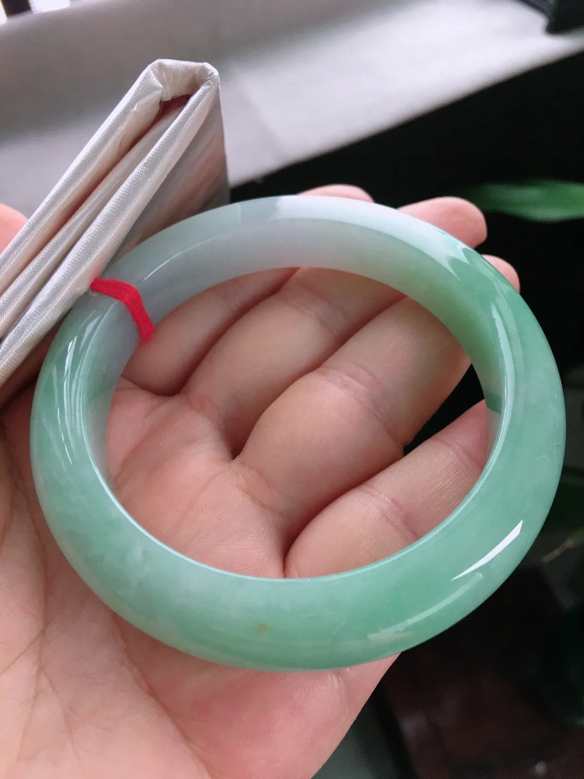 圈口62.5，正圈手镯，大圈口，玉质冰润，色泽鲜艳，尺寸62.5-13.4-10.2mm