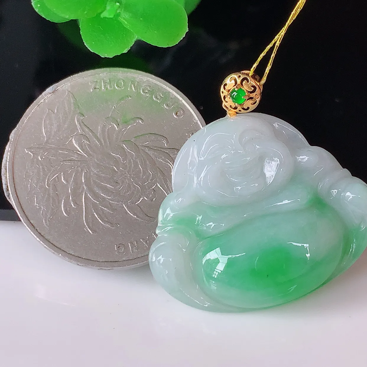 18K金镶嵌冰润飘阳绿佛公吊坠，翡翠笑佛，饱满，开脸喜庆，配戴优雅迷人！#35.10整体28裸27*22.5*5
