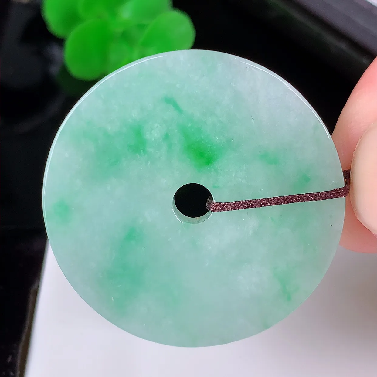 自然光实拍，水润飘绿平安扣吊坠，翡翠平安扣，品相佳，美感十足，寓意平平安安，平安扣佩戴精美时尚！#57.10