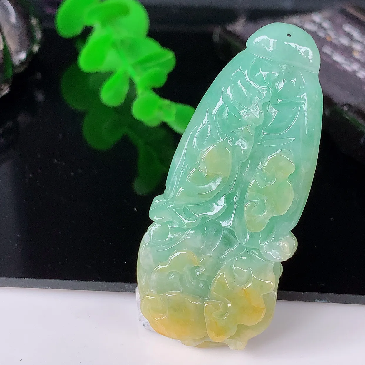 自然光实拍，冰润黄加绿招百财翡翠白菜吊坠，百财聚来，财源滚滚，色泽鲜艳，精工水润的白菜，性价比高！#85.10