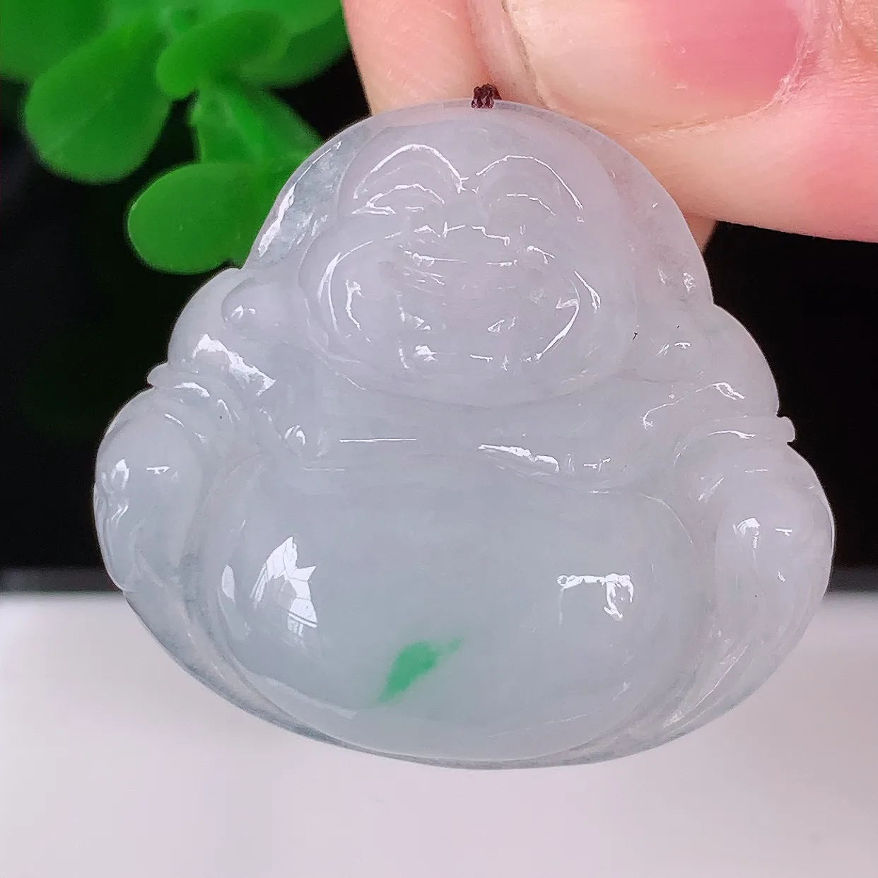 自然光实拍，冰润飘绿佛公吊坠，翡翠开心笑佛，种老水足，颜色漂亮，立体饱满圆润，佩戴效果赞#57.10