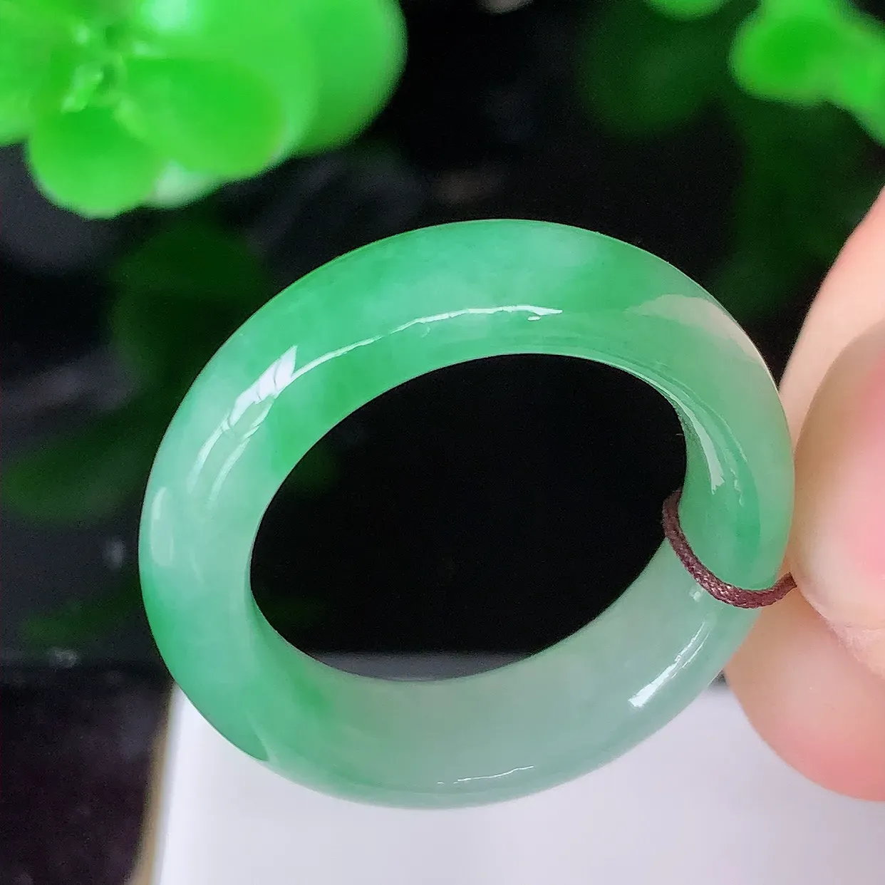 自然光实拍，17mm内径冰飘绿翡翠指环，玉戒指，玉质莹润，好精美好冰润的指环，14圈口，上手纤巧！#