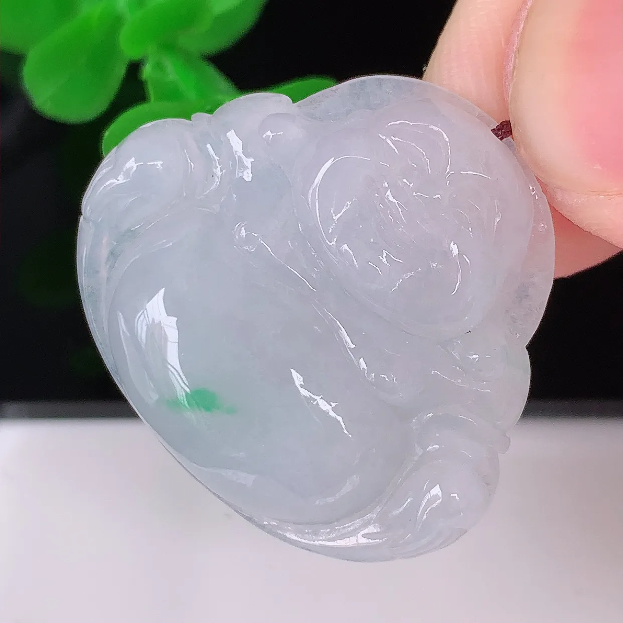 自然光实拍，冰润飘绿佛公吊坠，翡翠开心笑佛，种老水足，颜色漂亮，立体饱满圆润，佩戴效果赞#57.10