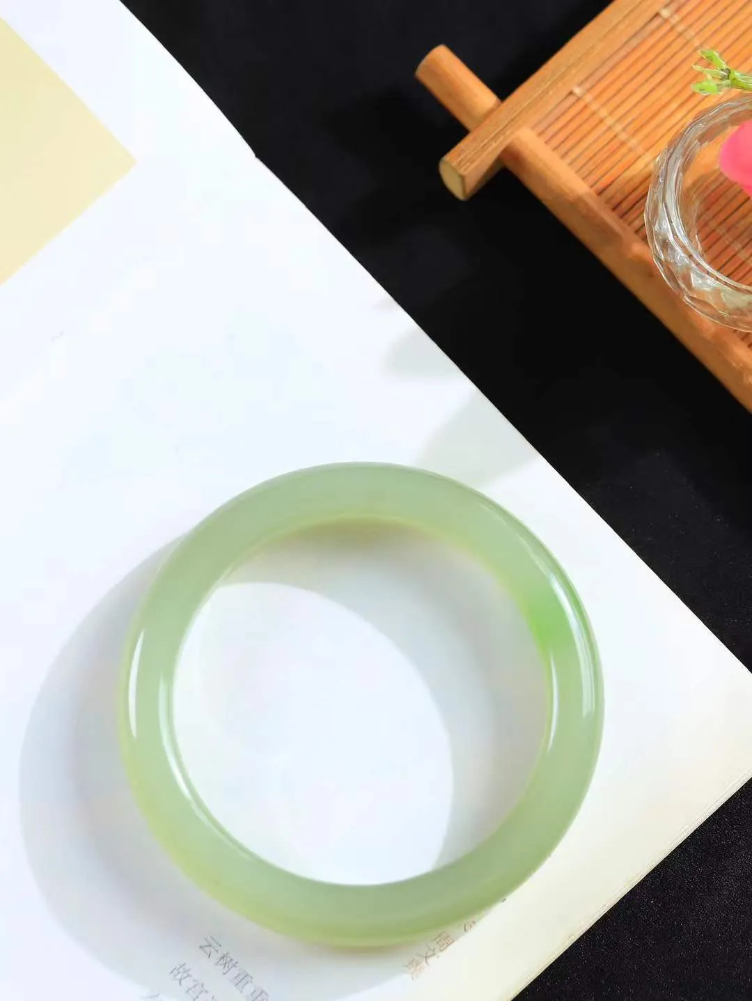 【晴水相伴.镯】

精品️和田玉翠青手镯，以其淡雅的晴水色调，成为腕间的一抹亮色。玉质细腻，触感温润，佩戴它，感受玉石的温度与自然的灵性，让每一天都充满诗意与美好。重54.6克  尺寸59.2-11-9.8mm  75701085L