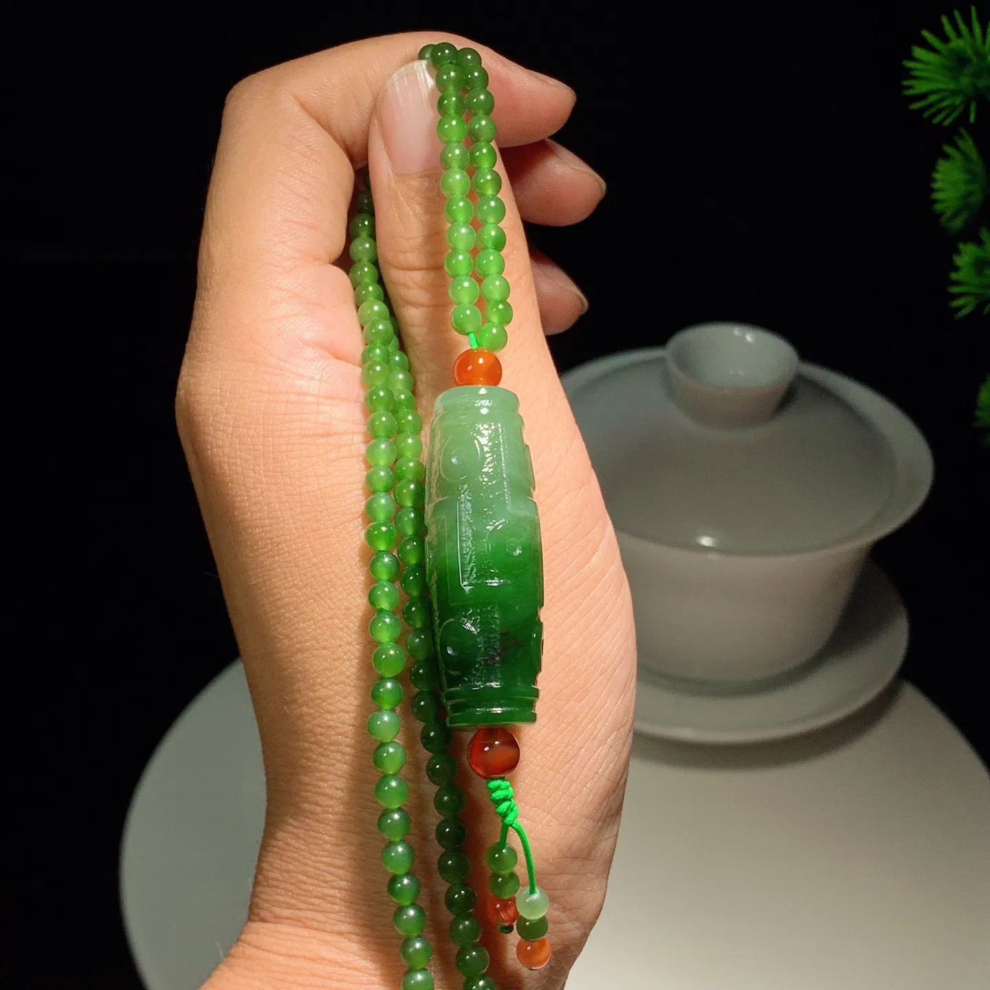 和田玉白加菠菜绿俄罗斯碧玉九眼天珠项挂件 尺寸41/14链子尺寸4重30克，玉质细腻油润 底色纯净 脂粉好，品质好！lt2507010