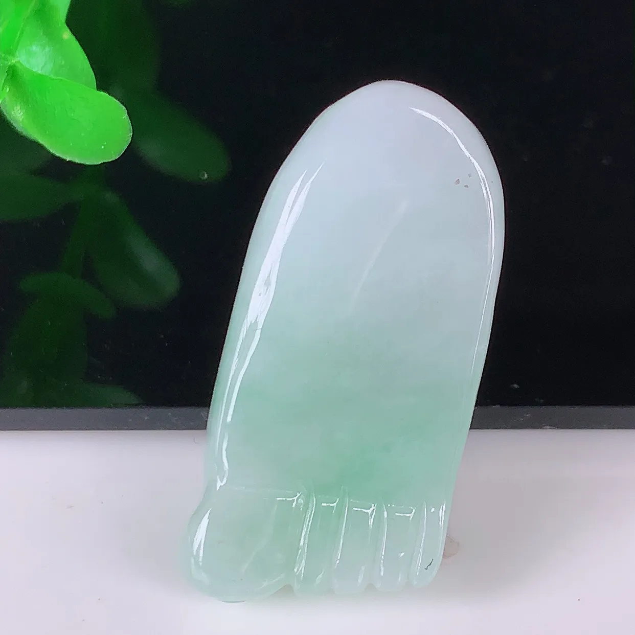 自然光实拍，冰润飘绿翡翠知足常乐吊坠，种老水足，雕工精湛 ，寓意美好，佩戴时尚出众！#87.10
