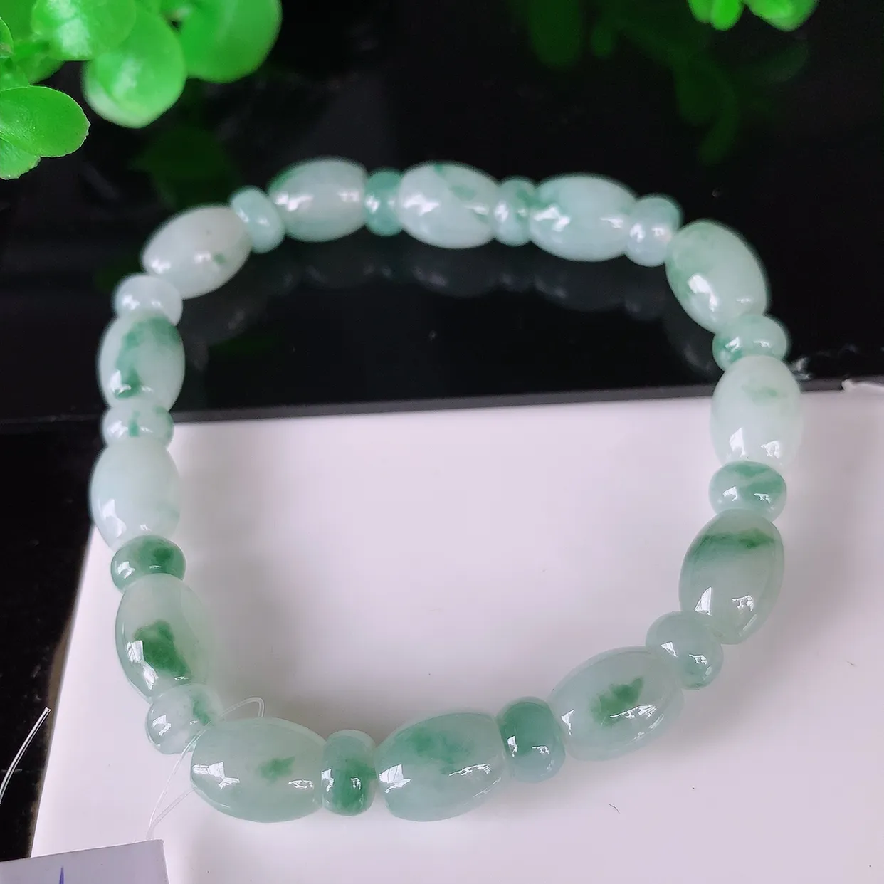 自然光实拍，冰润飘花路路通翡翠手串手链，种老水足，冰清玉润  颜色漂亮  #49.10取一尺寸9*7