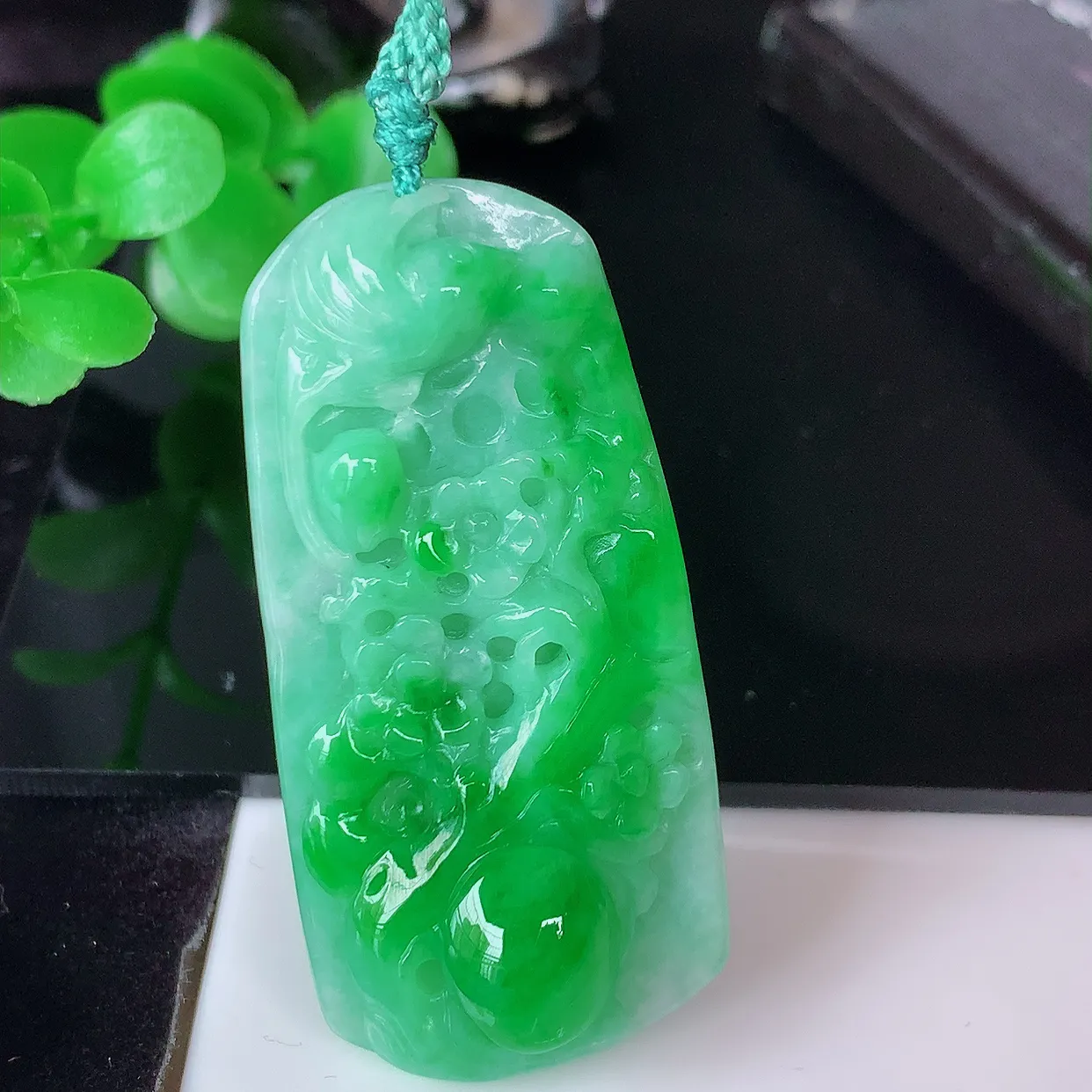 自然光实拍，冰润飘阳绿喜上眉梢翡翠吊坠，种老水足，雕工精湛 ，寓意美好，佩戴时尚出众！#57.10
