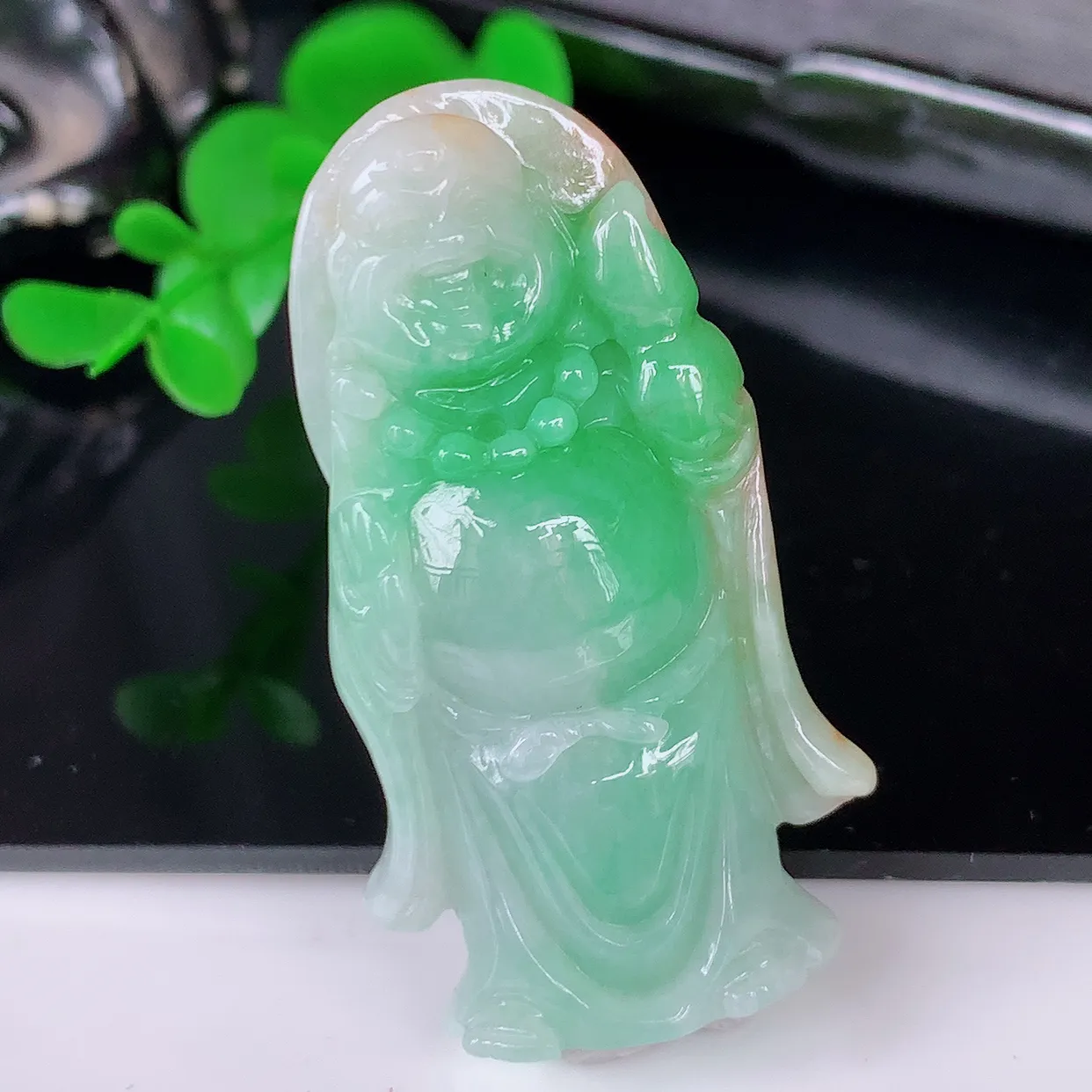 自然光实拍，冰润黄加绿逍遥佛翡翠吊坠，代代有钱，水足丰盈，盈满欢喜，配戴送礼佳品！#87.10