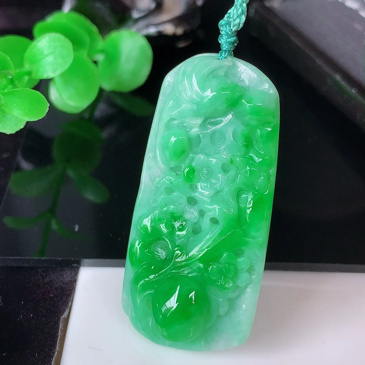 自然光实拍，冰润飘阳绿喜上眉梢翡翠吊坠，种老水足，雕工精湛 ，寓意美好，佩戴时尚出众！#57.10