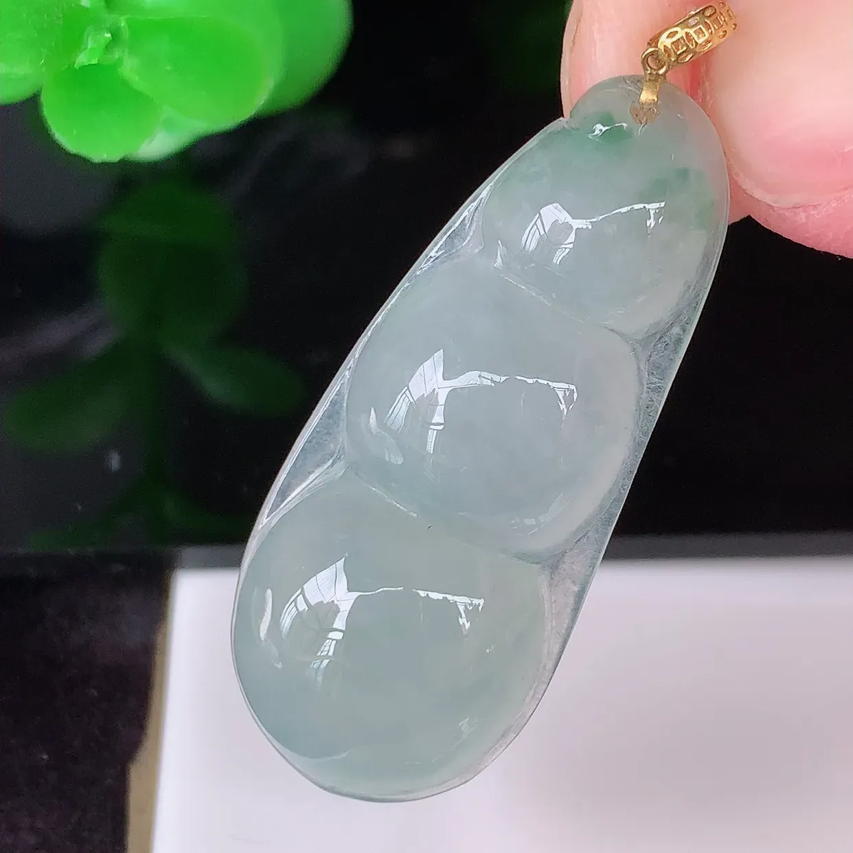 18K金镶嵌冰胶飘花四季豆吊坠，平安豆福豆翡翠玉坠，冰润通透，豆粒饱满，寓意：豆蔻年华！#49.10