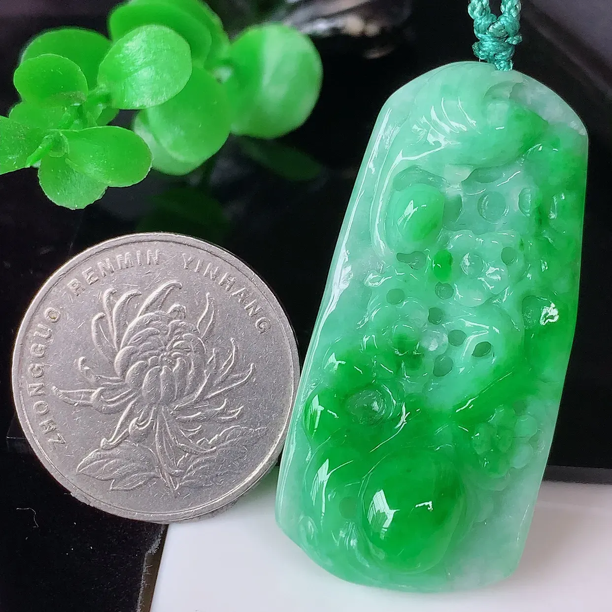 自然光实拍，冰润飘阳绿喜上眉梢翡翠吊坠，种老水足，雕工精湛 ，寓意美好，佩戴时尚出众！#57.10