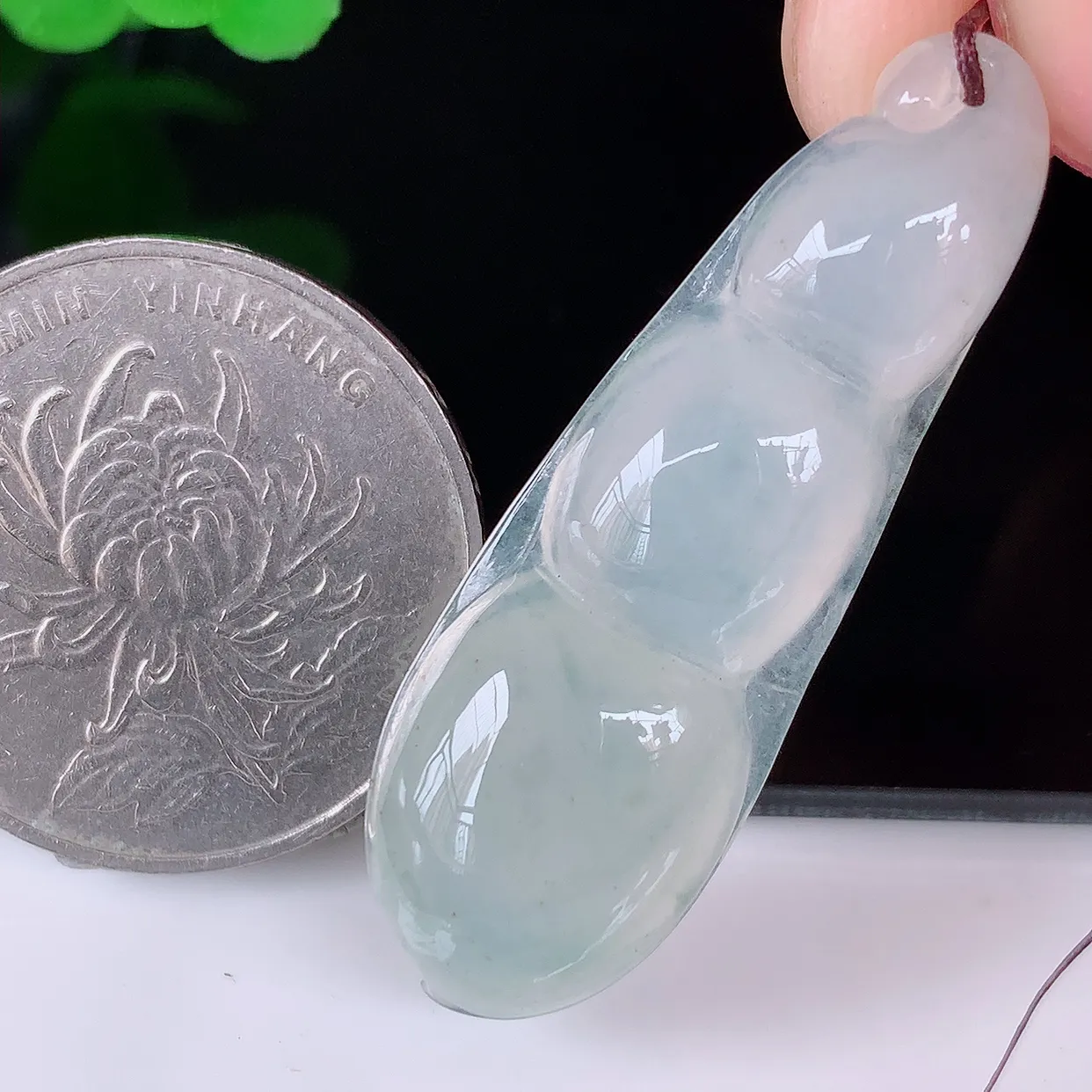 自然光实拍，冰种翡翠四季豆吊坠，平安豆福豆玉坠，冰润通透，豆粒饱满，寓意：豆蔻年华！#57.10
