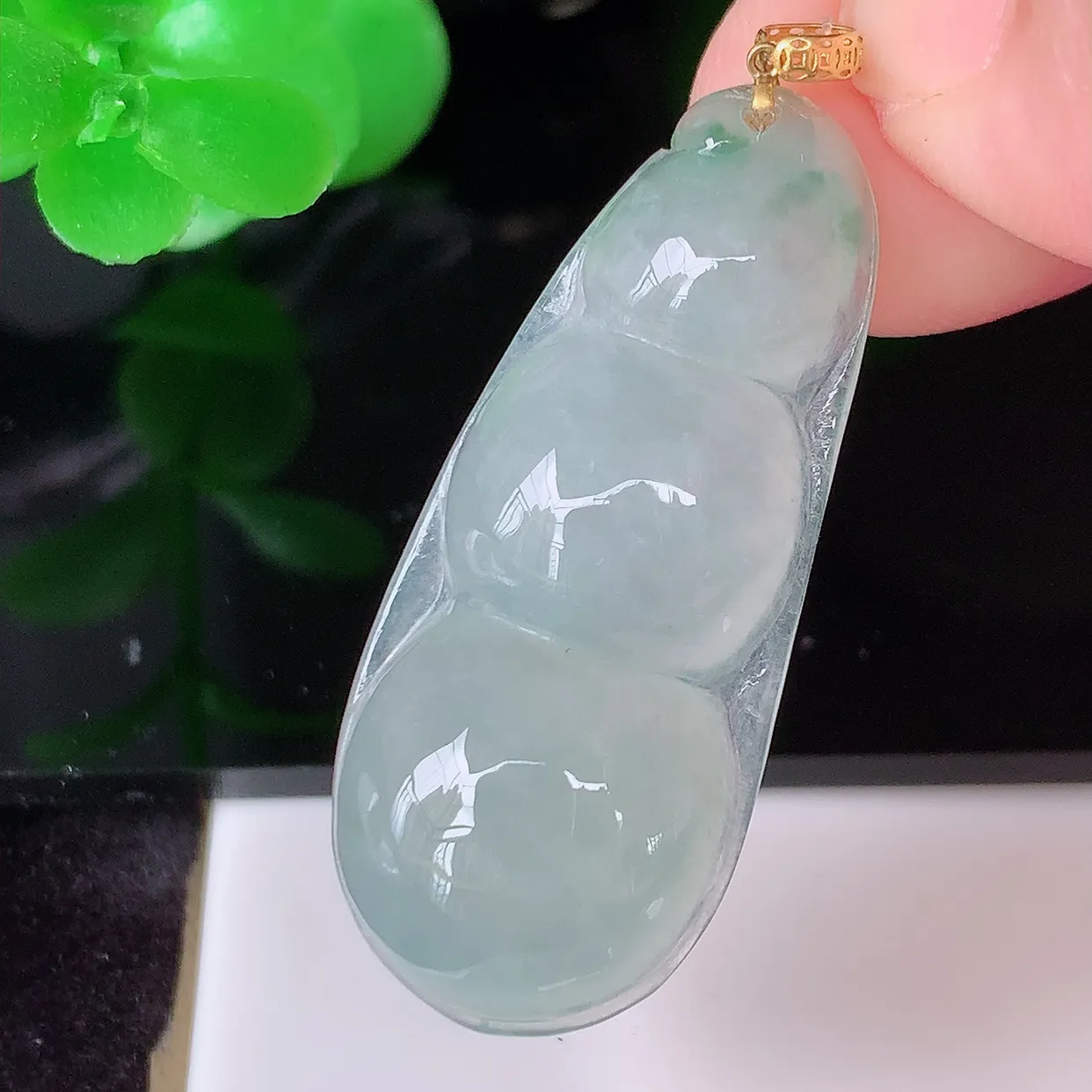 18K金镶嵌冰胶飘花四季豆吊坠，平安豆福豆翡翠玉坠，冰润通透，豆粒饱满，寓意：豆蔻年华！#49.10整体40.5裸石35.5*15.5-5.8