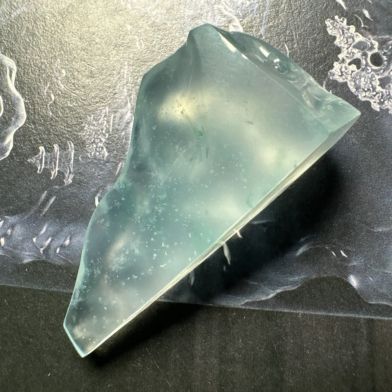 【玻璃种】玻璃种莫西沙材料，冰感十足，起强荧光，可以做个收藏品质的随形吊坠或者水滴。