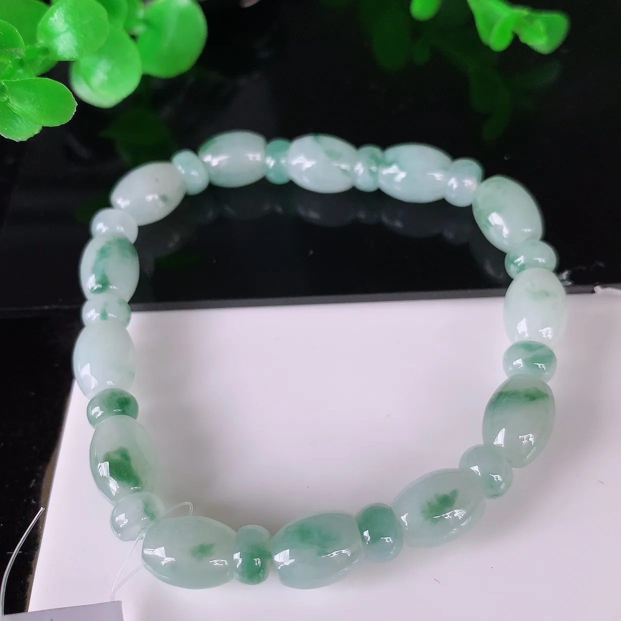 自然光实拍，冰润飘花路路通翡翠手串手链，种老水足，冰清玉润  颜色漂亮  #49.10取一尺寸9*7