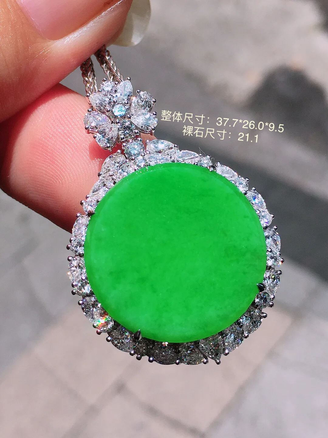 阳绿平安扣吊坠，色泽均匀艳丽，玉质细腻，荧光感超
强，饱满圆润，气质满满。18k
金豪华镶嵌