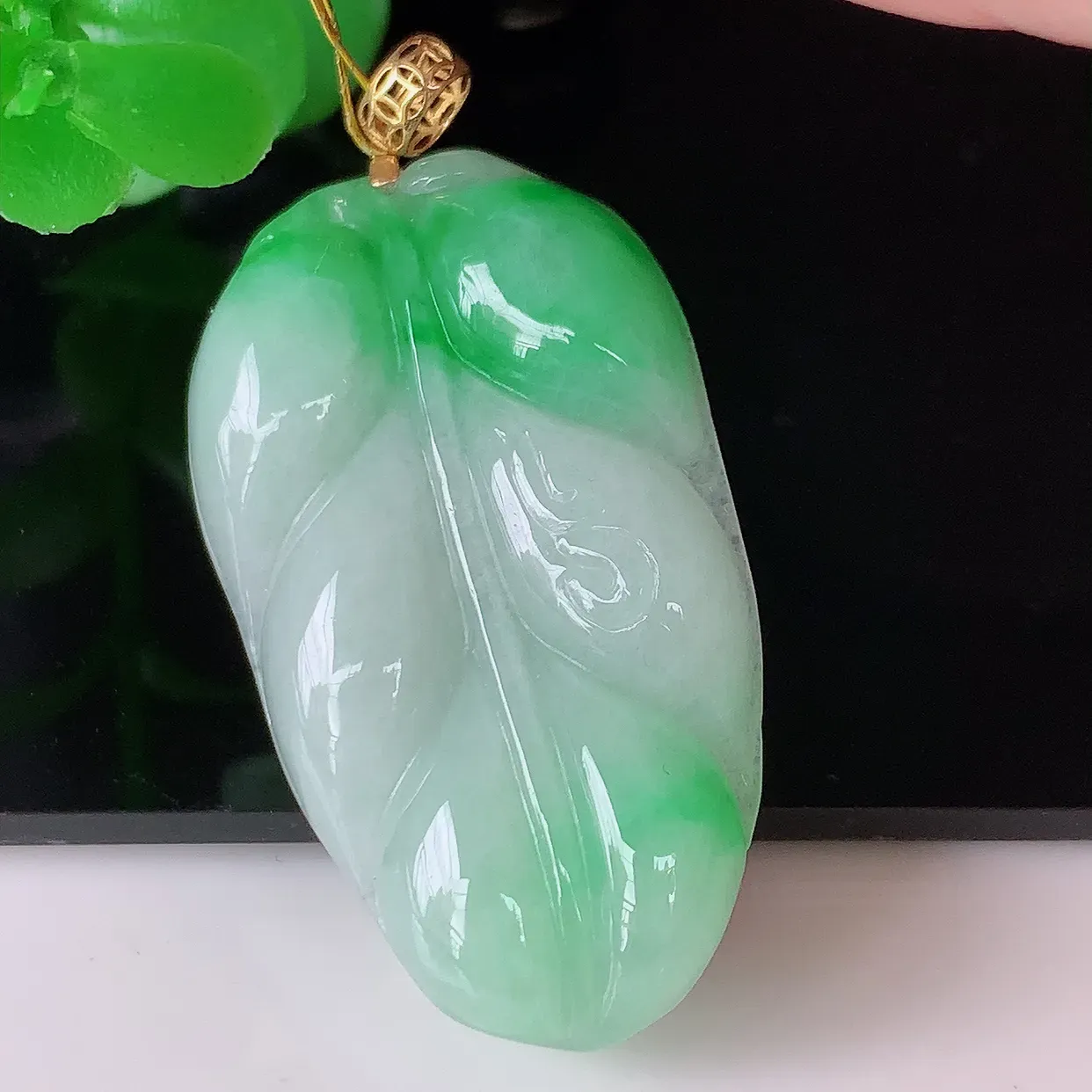 18K金镶嵌冰胶飘阳绿叶子翡翠吊坠 ，种水足，色泽清新，工艺精湛，叶子寓意美好；金枝玉叶，事业有成。#35.10整体42.5裸石36.5*21*5.2