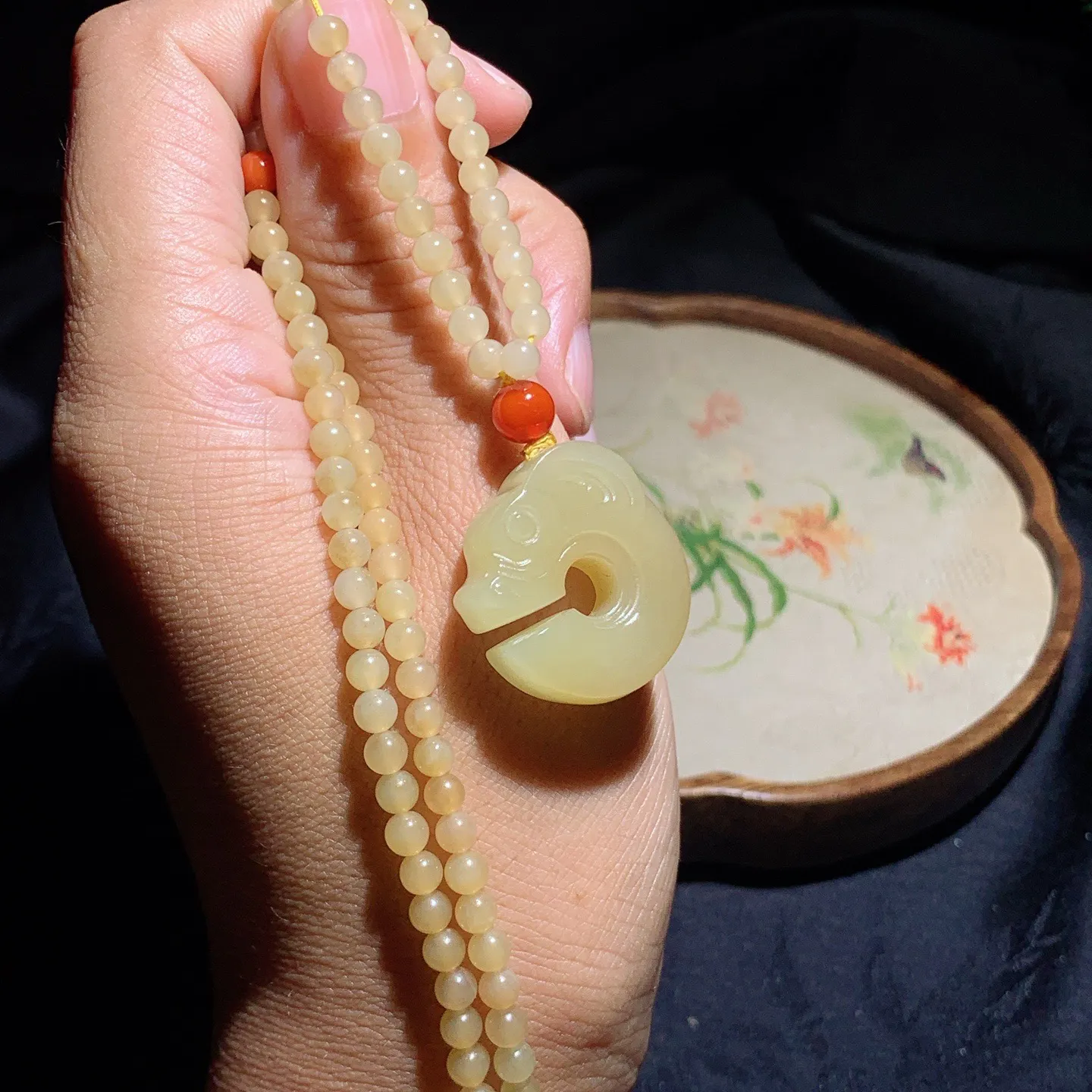 新疆且末糖蜜糖玉猪龙挂件。尺寸23/8链子尺寸4重24克，玉质细腻油润 底色纯净 脂粉好，品质好！lt250707