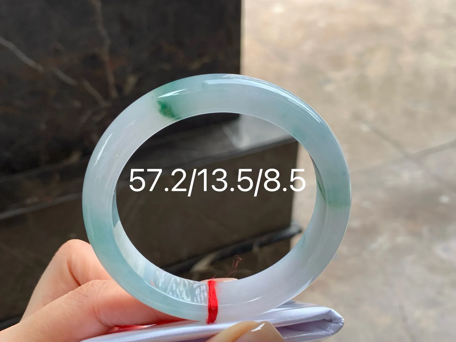 飘花手镯
细腻水润 57.2/13.5/8.5mm