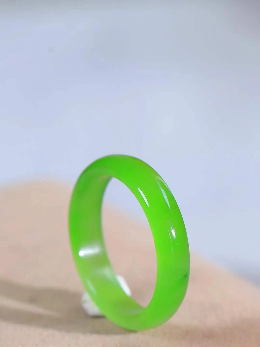 【玉见倾心.戒指】

精品和田玉碧玉苹果绿戒指 玉质细腻温润，油性十足。几经花落去，无可奈流年。如果我是一株小菊花，那一定会开在你必经的路旁，努力绽放最美的花蕾，只为等待你惊鸿一瞥的温柔。重2.5克 尺寸20.3-5-2.7mm 78701066T
