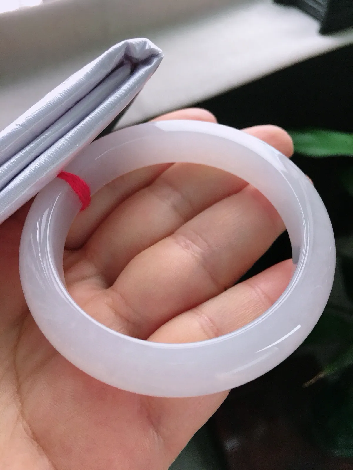 圈口56.9，正圈手镯，白冰，玉质水润细腻，尺寸56.9-12.4-8.4mm