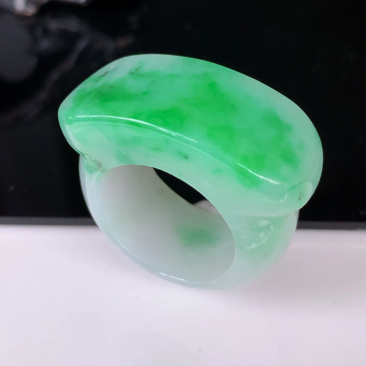 自然光实拍，20.6mm内径飘绿翡翠扳指，冰润指环，玉扳指，财源滚滚，玉质细腻起胶，24圈口，种水好