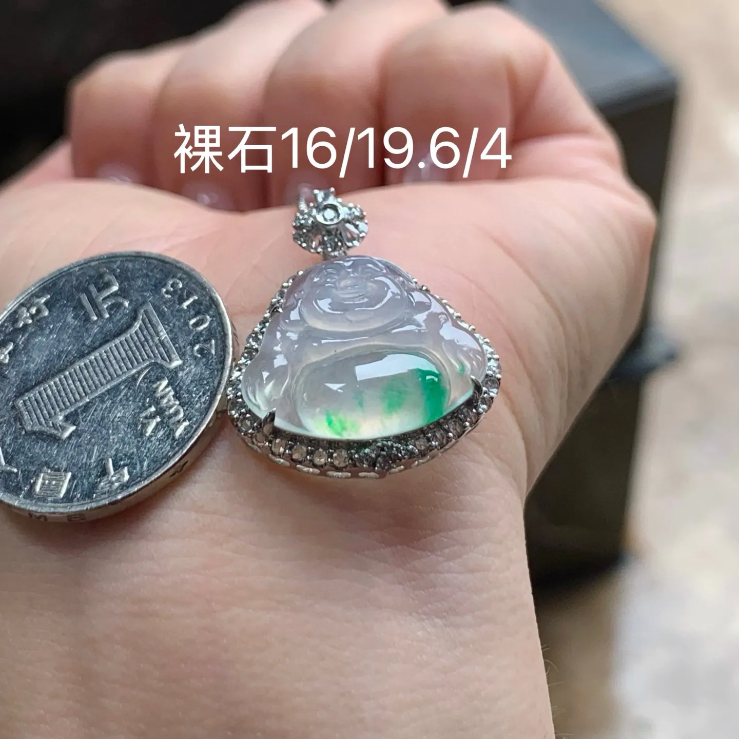冰种飘色坐佛
真金镶嵌 精致
