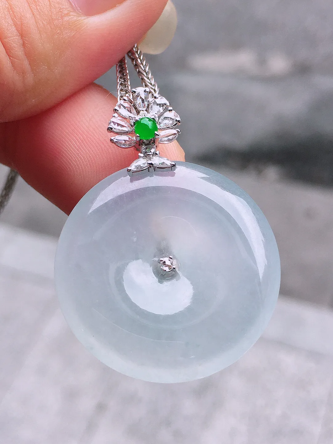 冰种平安扣吊坠，玉质细腻，荧光感超
强，饱满圆润，气质满满。18k
金豪华镶嵌