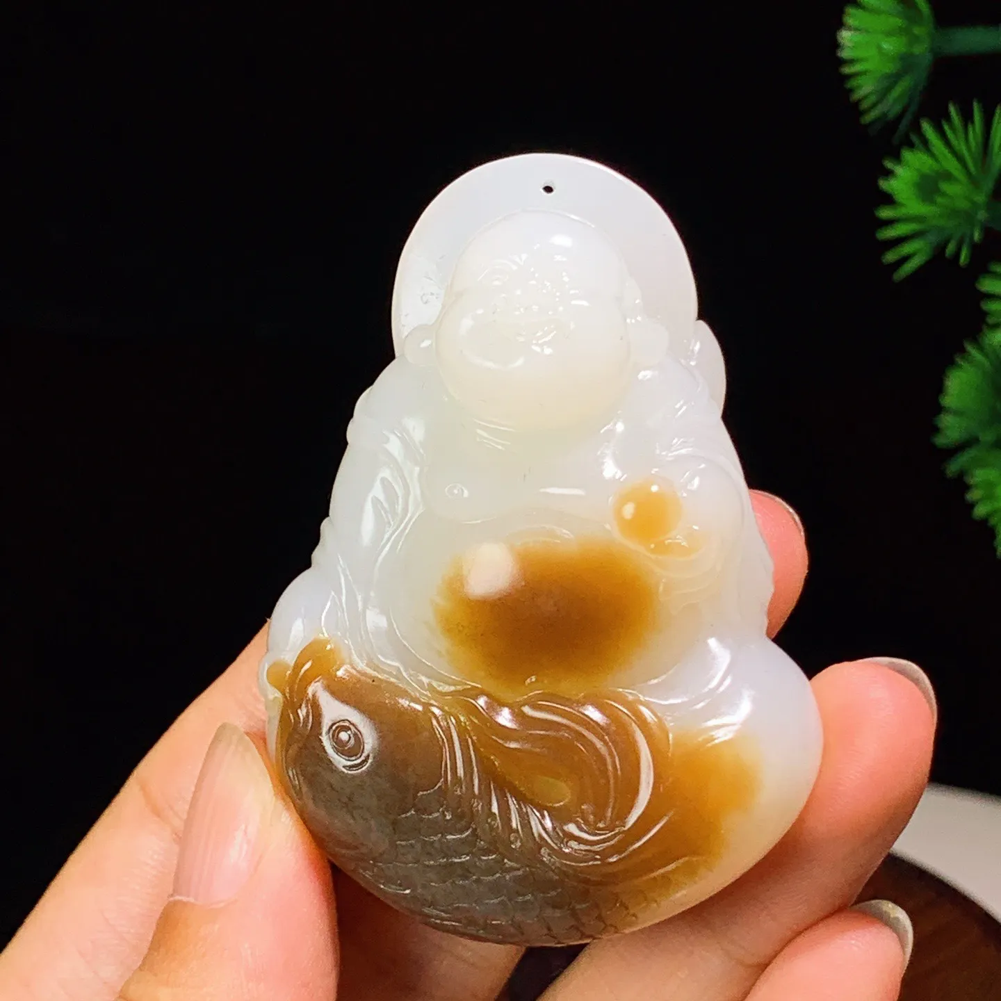 新疆和田玉羊脂白玉且末糖佛引福来挂件 尺寸63/45/23重77.4克，玉质细腻油润 底色纯净 脂粉好，品质好！lt250711