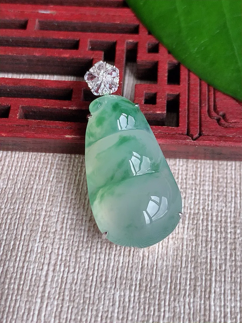a货翡翠老坑冰种18K金伴钻镶嵌飘花四季豆福豆平安豆吊坠 尺寸34.8×27.5×15.5×8.4m