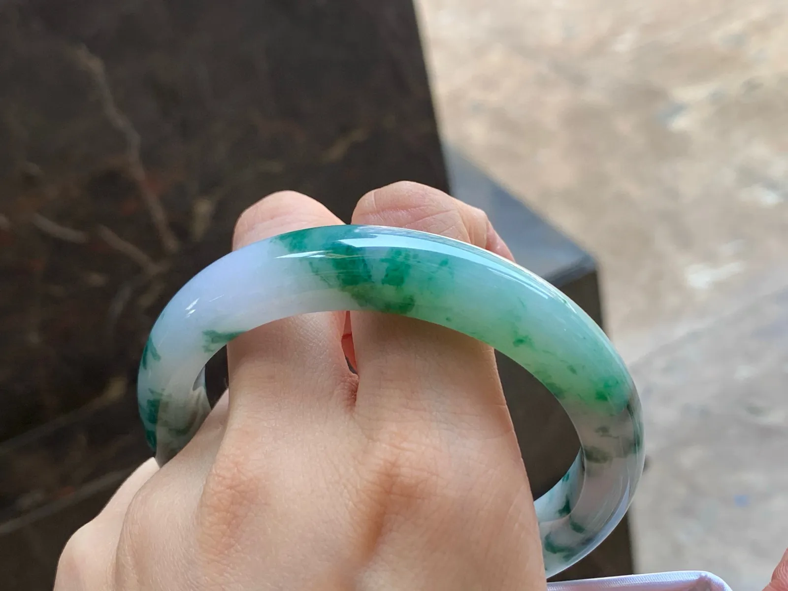 色花大圈手镯
玉质细腻 59.6/12/9.2mm