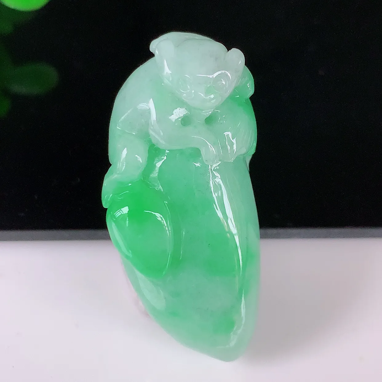 自然光实拍，冰润飘绿灵猴献瑞、福瓜翡翠吊坠，种老水足，雕工精湛 ，寓意美好，佩戴时尚出众！#05.10