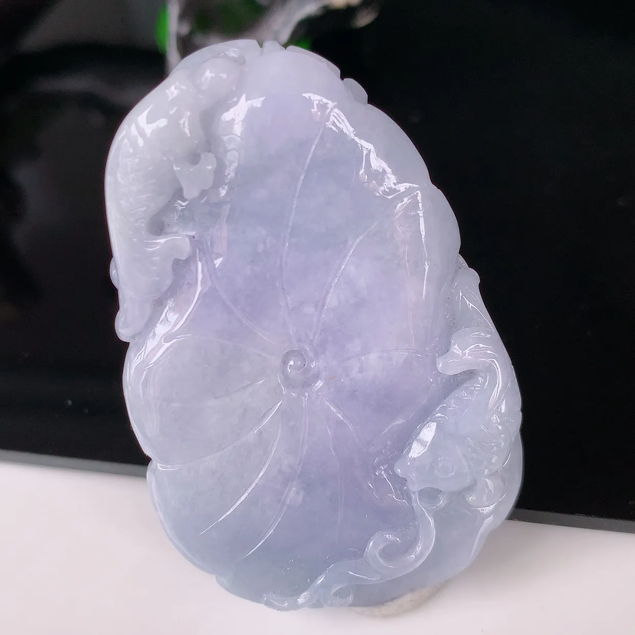 自然光实拍，紫罗兰荷叶鱼、和和美美翡翠玉坠，财源广进，自然隐逸、荷本是素不着尘之物，有和美之寓意。#05.10
