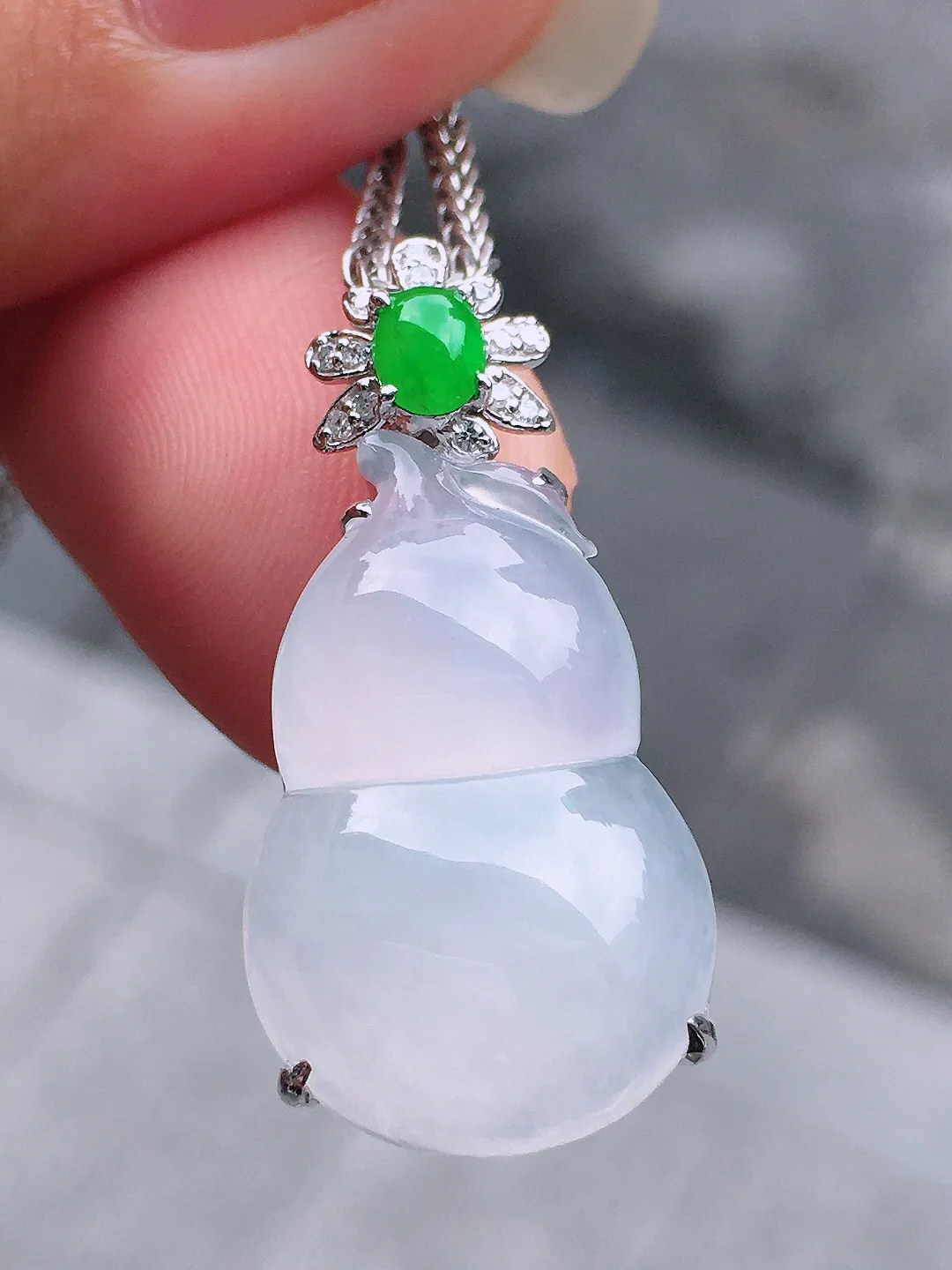 冰种葫芦吊坠，玉质细腻，荧光感超
强，饱满圆润，气质满满。18k
金豪华镶嵌