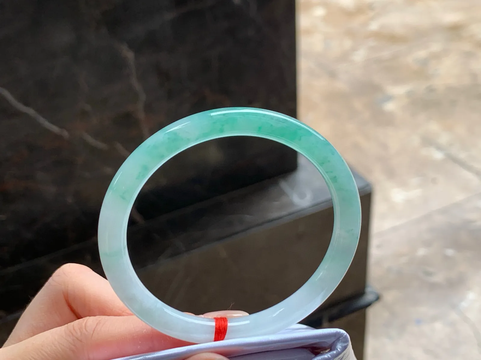 飘花细圆条手镯
水润清爽 55.4/7mm