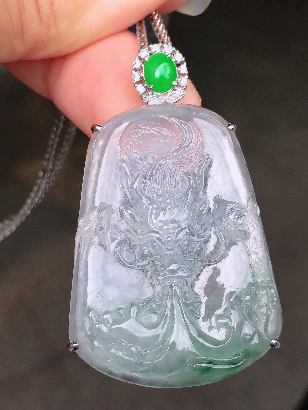 冰种【龙行天下】吊坠，玉质细腻，荧光感超
强，饱满圆润，气质满满。18k
金豪华镶嵌