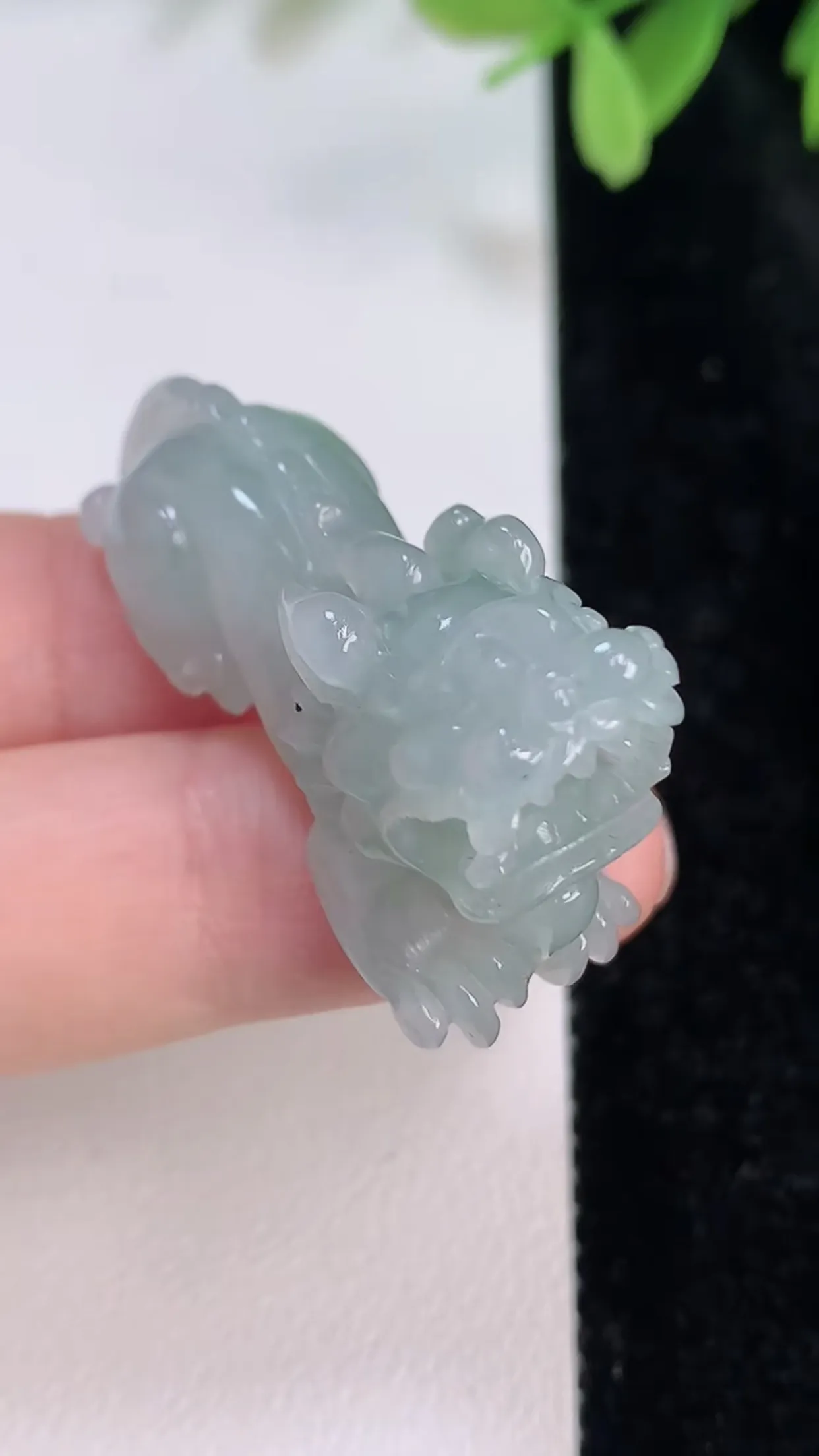 缅甸天然翡翠a货 老坑料起胶冰润 浅绿招财霸气貔貅吊坠，尺寸36.2-13.6-23mm  y 13.95