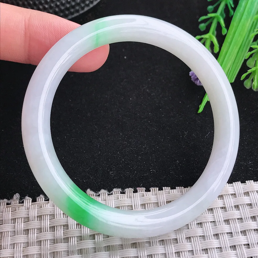 自然光52/8.5/8.1老坑精美冰润飘阳绿圆条手镯白底青玉镯平安镯