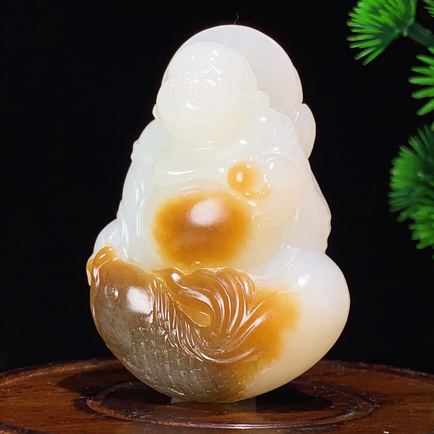 新疆和田玉羊脂白玉且末糖佛引福来挂件 尺寸63/45/23重77.4克，玉质细腻油润 底色纯净 脂粉