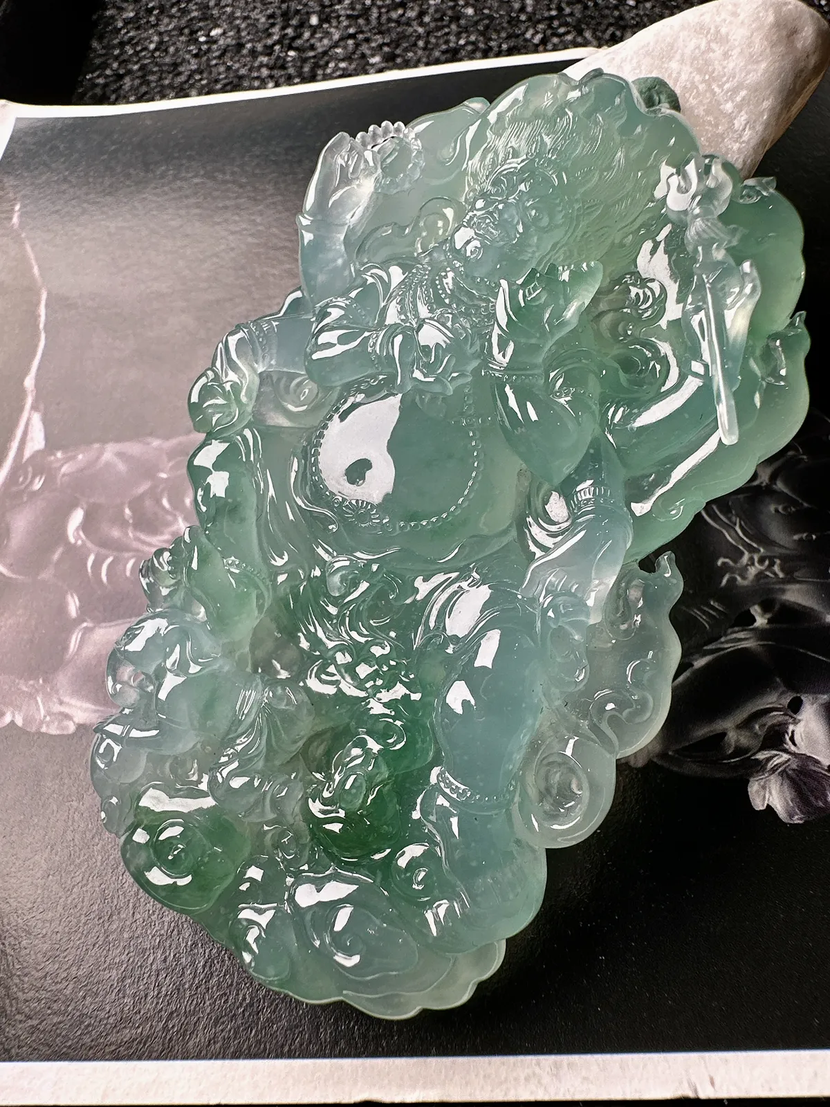 【高冰种天空蓝黄财神】飘绿色泽，名师工艺，珍藏品质。很厚装很大件，颜色浓郁纯正。