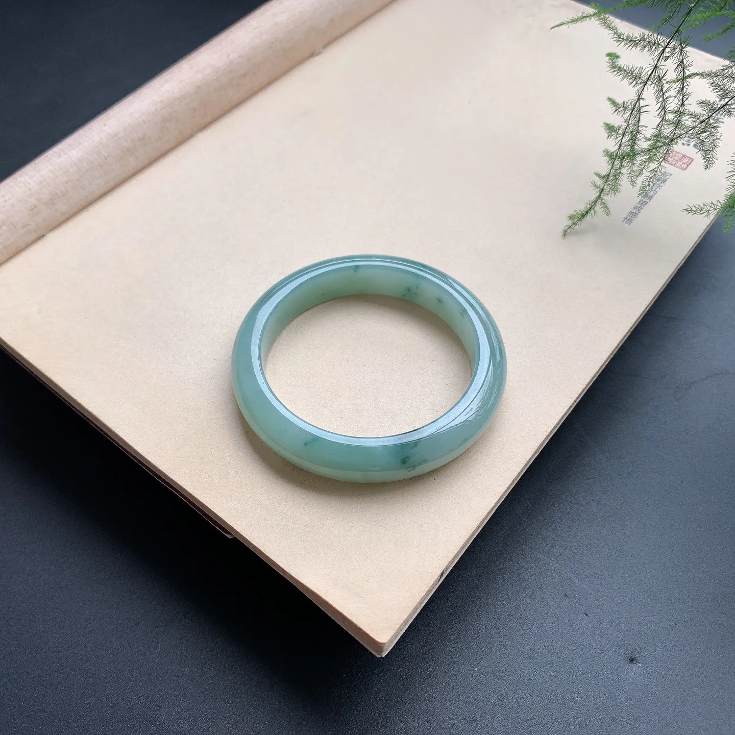 飘花正圈手镯 尺寸：55.5-12.2-8，无纹裂，细腻光滑，花色浓郁，